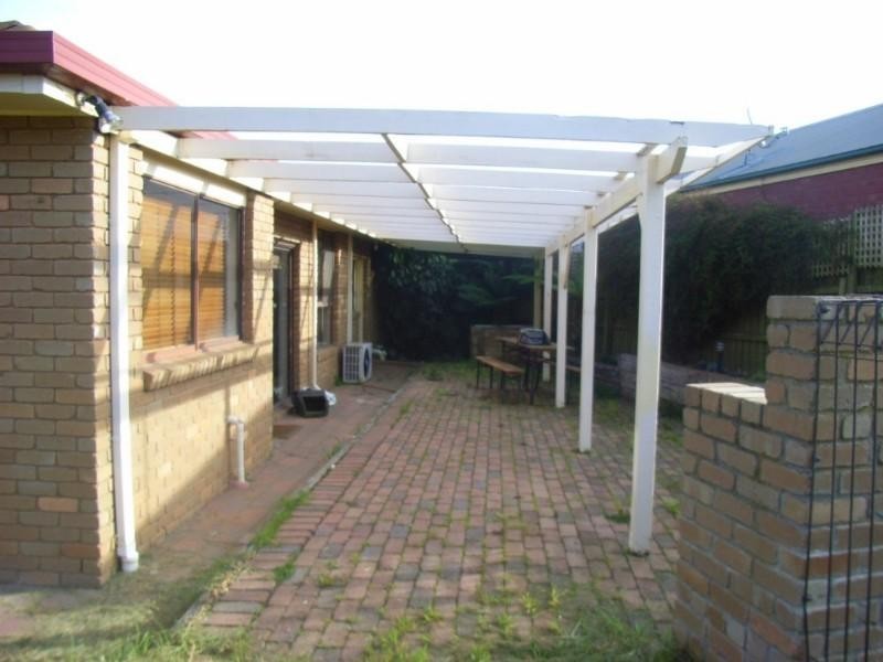 8 Buckingham Crescent, Sydenham VIC 3037