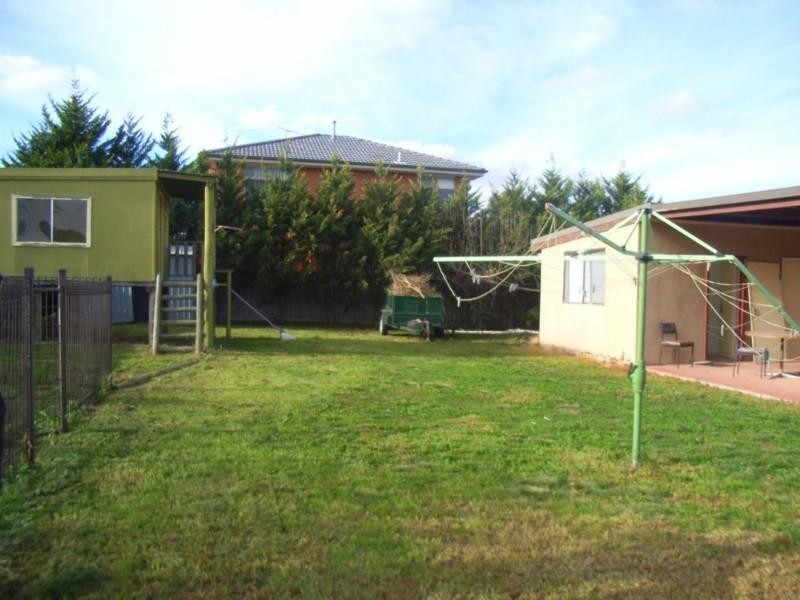 8 Buckingham Crescent, Sydenham VIC 3037