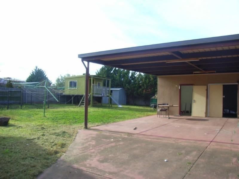 8 Buckingham Crescent, Sydenham VIC 3037