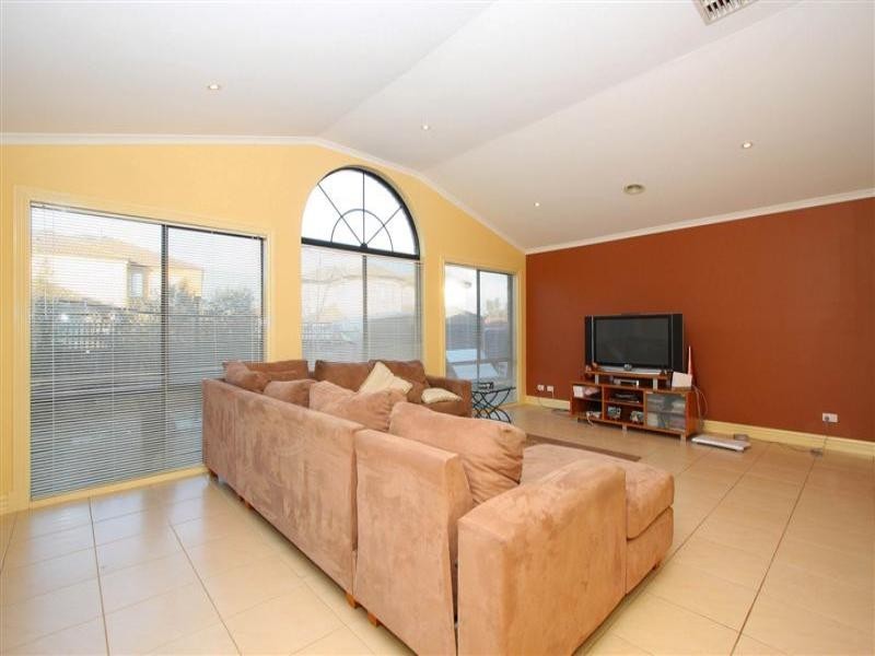 6 Yiota Place, Sydenham VIC 3037