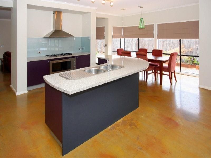 24 Amber Way, Taylors Hill VIC 3037