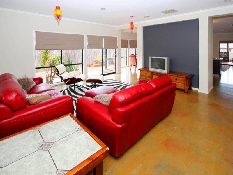 24 Amber Way, Taylors Hill VIC 3037