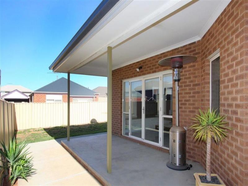 34 The Avenue, Caroline Springs VIC 3023