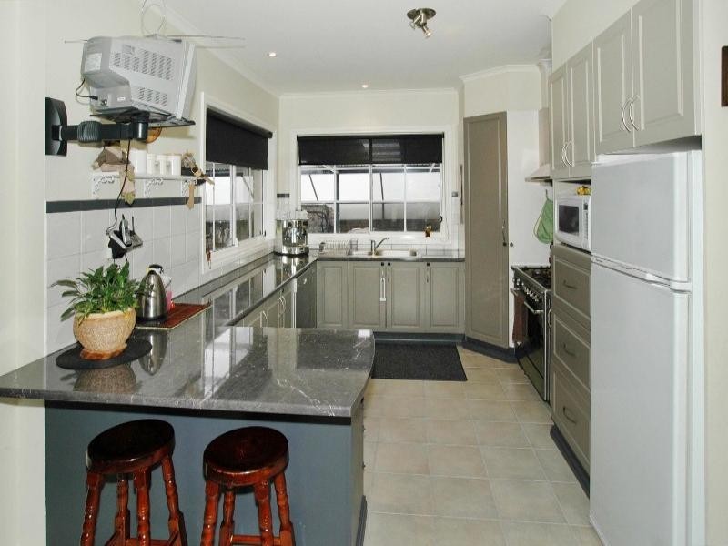 16 Glenbruar Drive, Hillside VIC 3037
