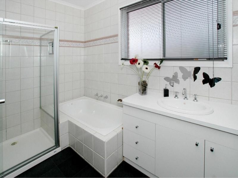 16 Glenbruar Drive, Hillside VIC 3037