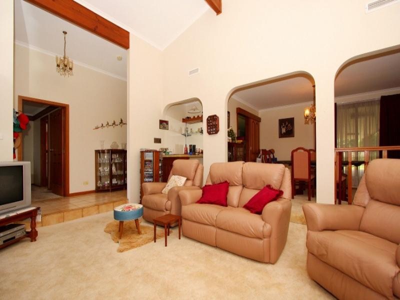 1 Coorong Court, Taylors Lakes VIC 3038