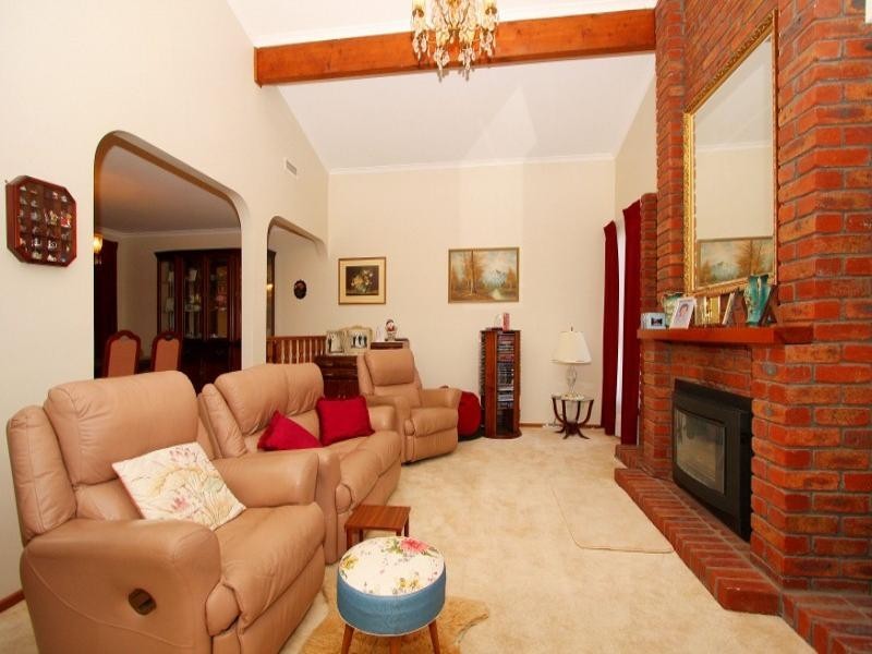 1 Coorong Court, Taylors Lakes VIC 3038