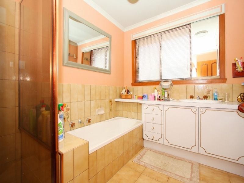 1 Coorong Court, Taylors Lakes VIC 3038