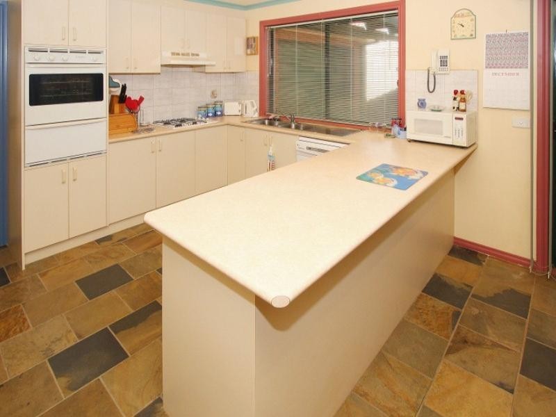 10A Manchester Drive, Sydenham VIC 3037