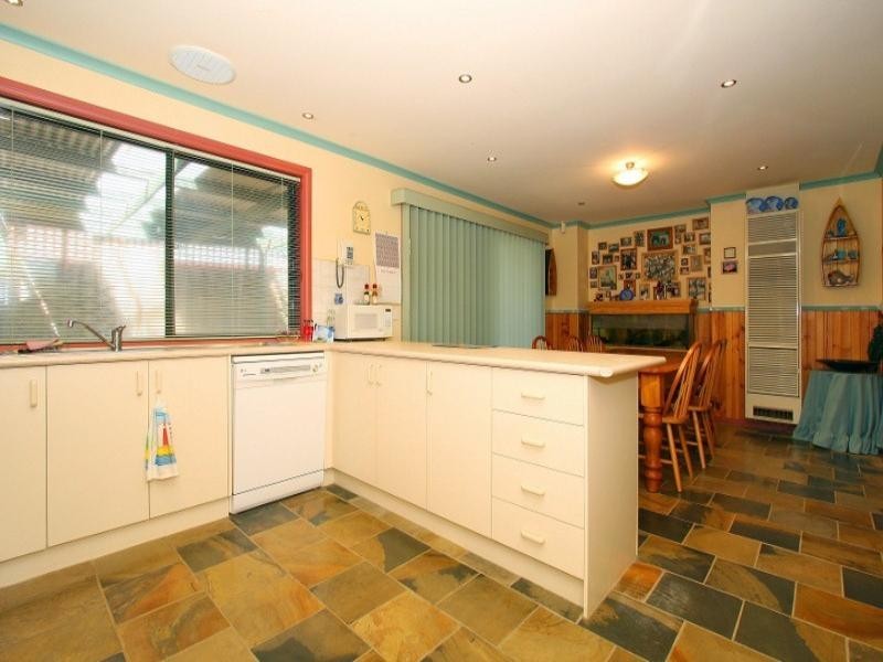 10A Manchester Drive, Sydenham VIC 3037