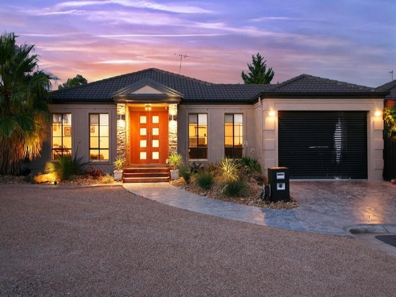 16 Whitmore Place, Hillside VIC 3037