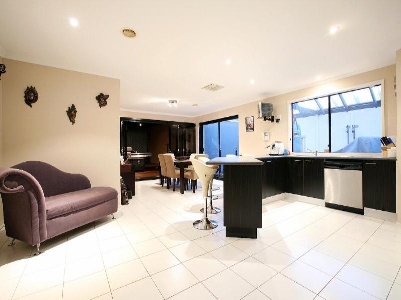 16 Whitmore Place, Hillside VIC 3037