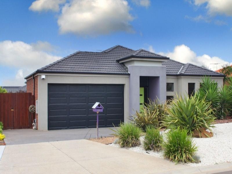 24 Amber Way, Taylors Hill VIC 3037