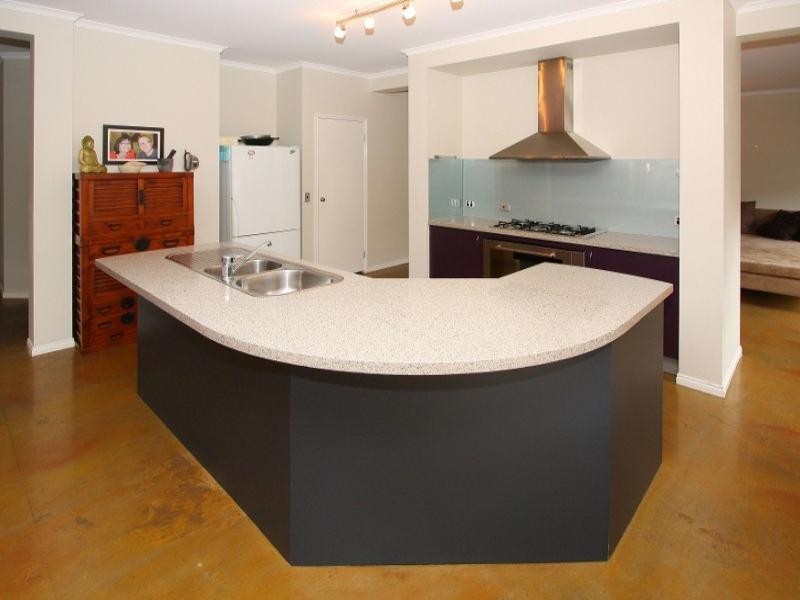 24 Amber Way, Taylors Hill VIC 3037