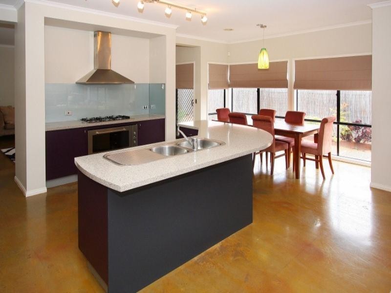 24 Amber Way, Taylors Hill VIC 3037