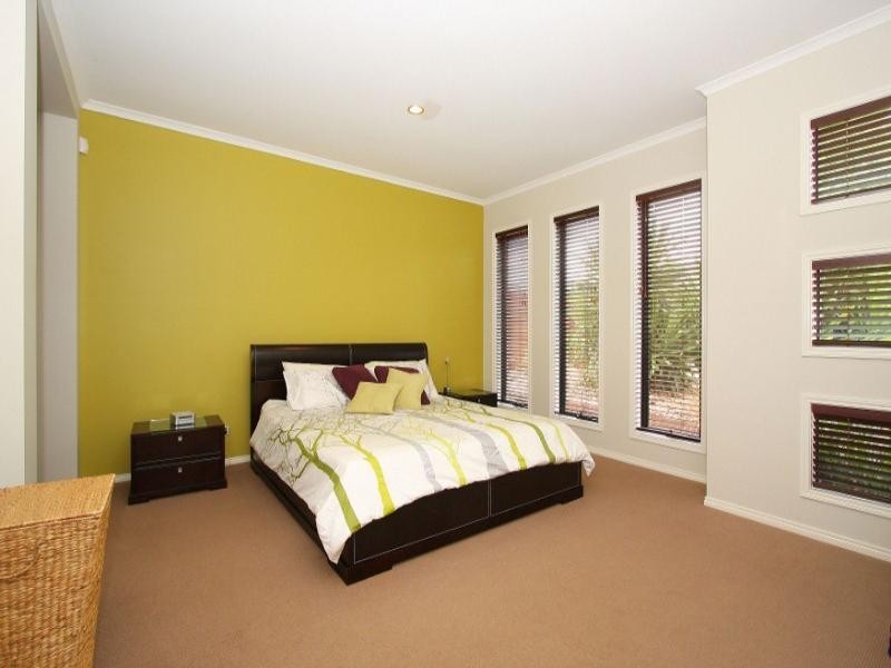 24 Amber Way, Taylors Hill VIC 3037