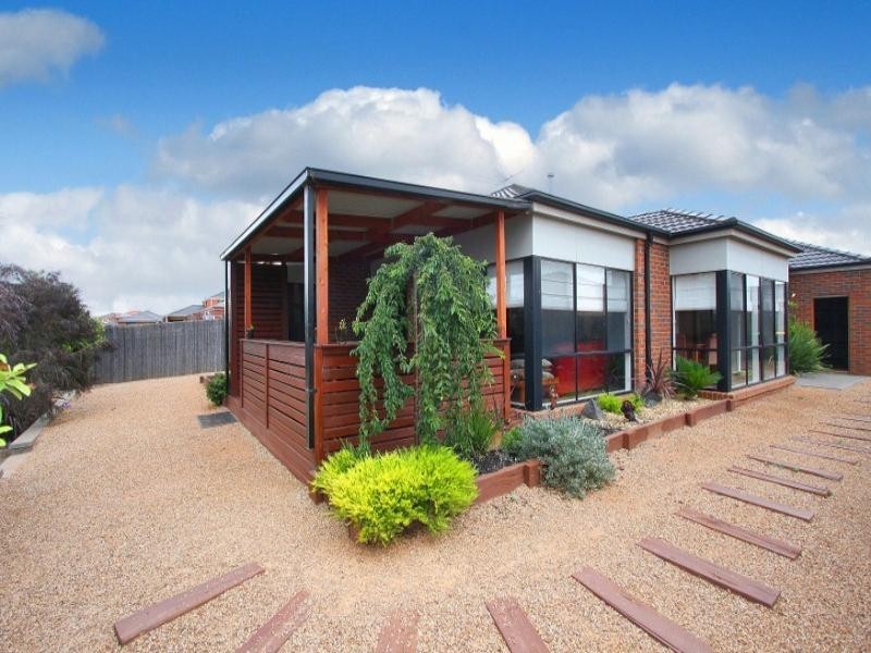 24 Amber Way, Taylors Hill VIC 3037