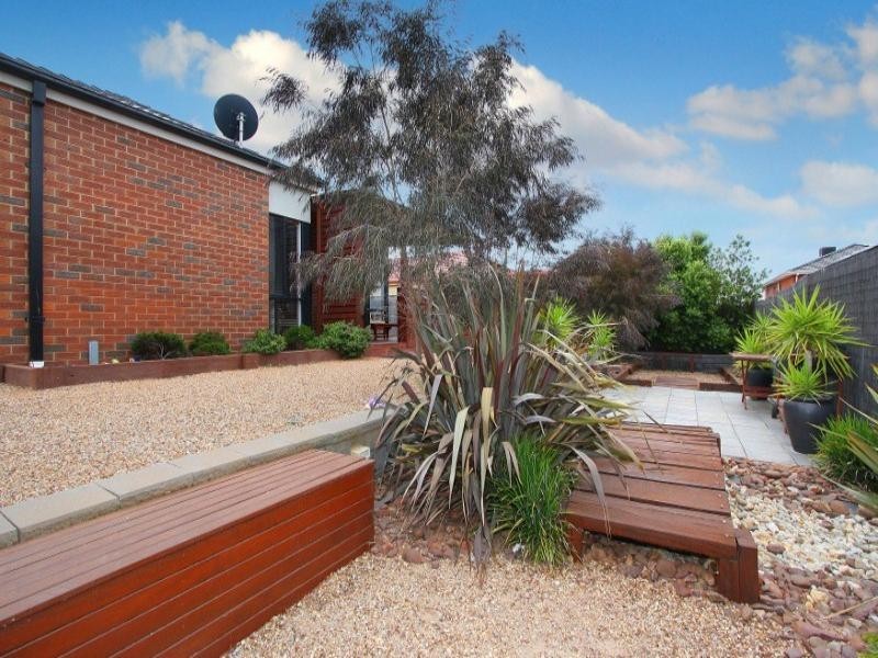 24 Amber Way, Taylors Hill VIC 3037