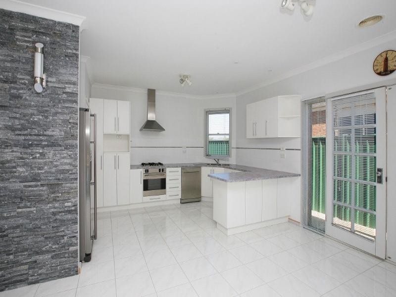 2 Saxby Court, Burnside VIC 3023