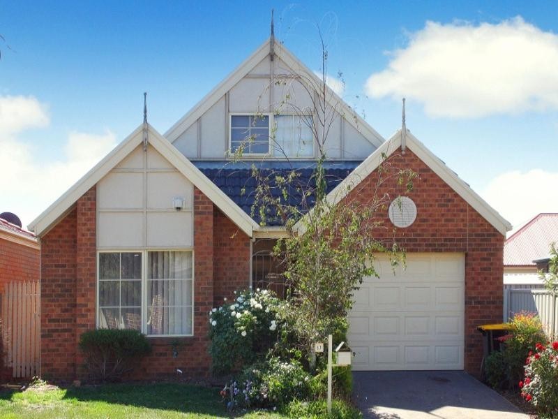 17 Naracoorte Drive, Caroline Springs VIC 3023