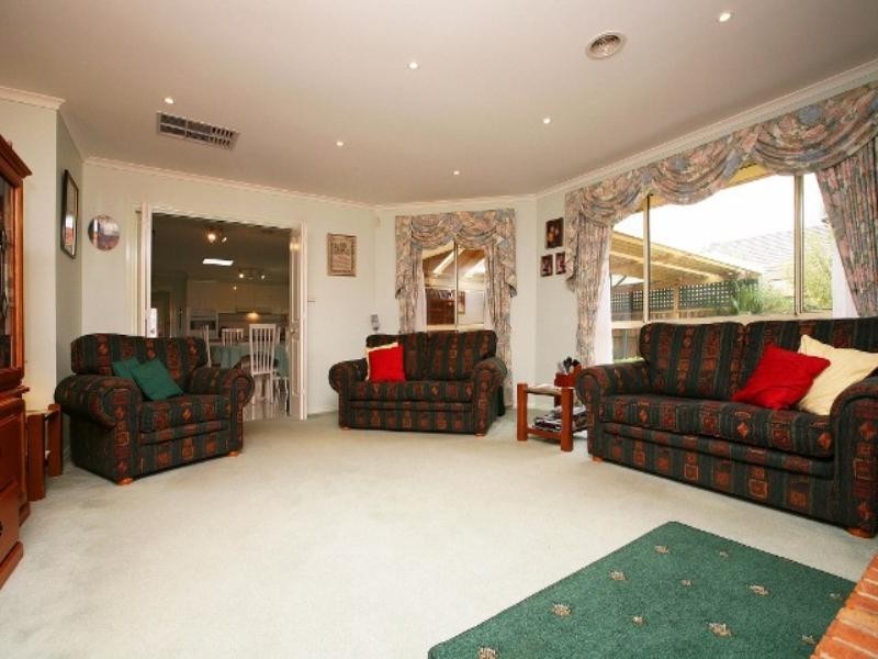 9 Jenny Court, Hillside VIC 3037