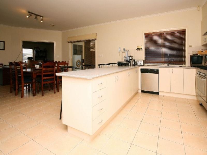 10 Aneta Avenue, Hillside VIC 3037