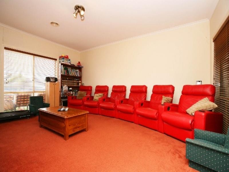 10 Aneta Avenue, Hillside VIC 3037