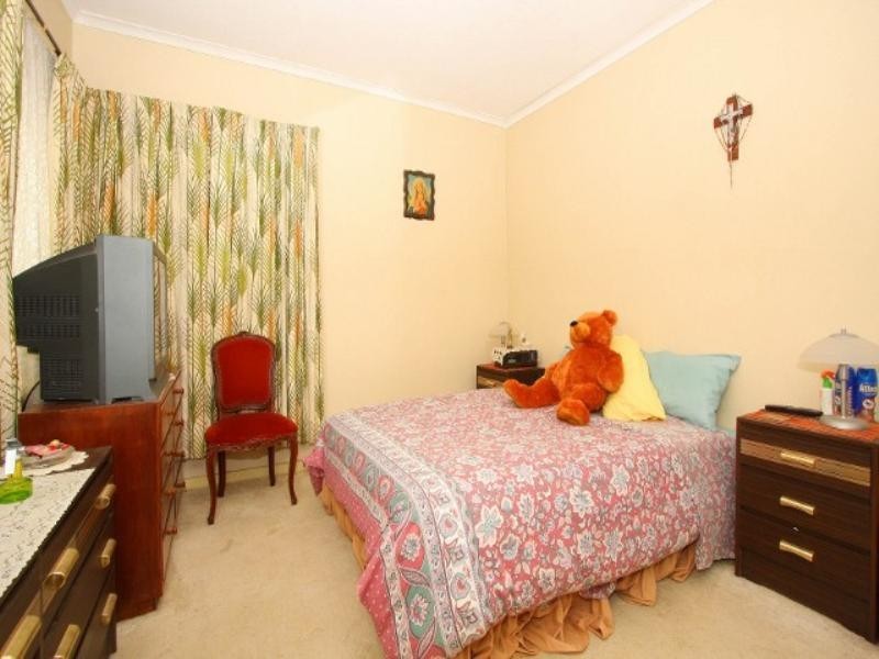 24 Errington Road, St Albans VIC 3021