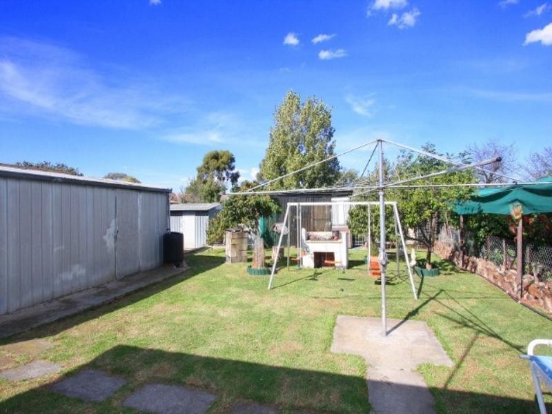 24 Errington Road, St Albans VIC 3021
