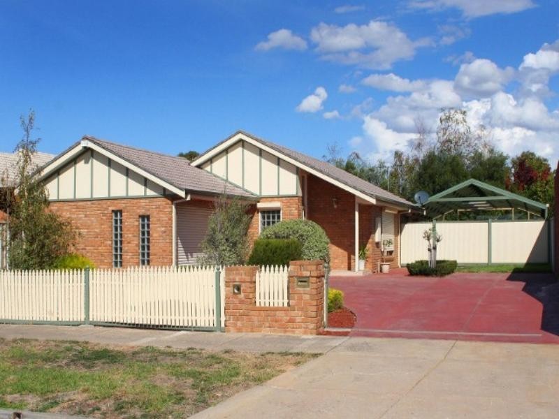 11 Bellbird Avenue, Taylors Lakes VIC 3038