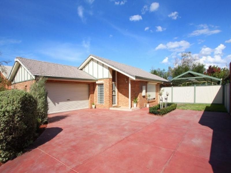 11 Bellbird Avenue, Taylors Lakes VIC 3038