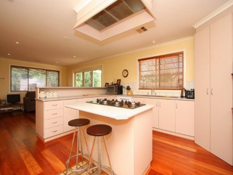 11 Bellbird Avenue, Taylors Lakes VIC 3038