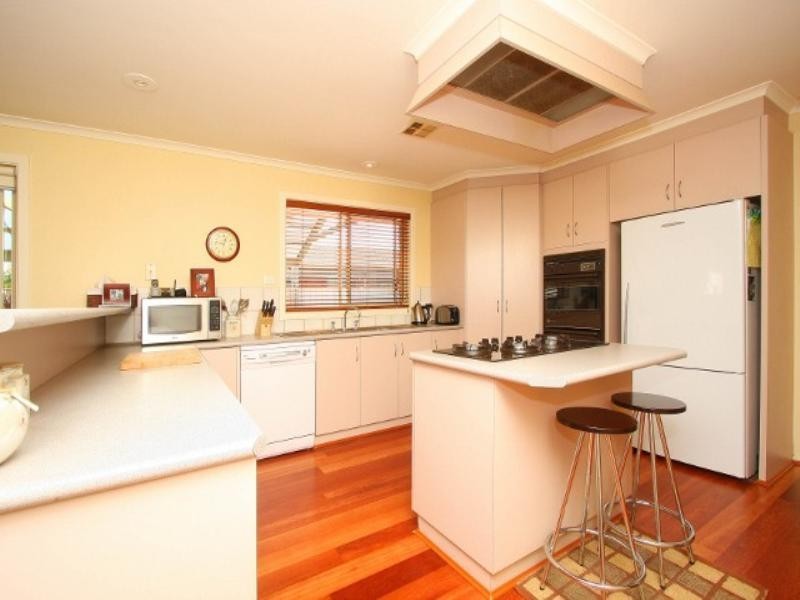 11 Bellbird Avenue, Taylors Lakes VIC 3038