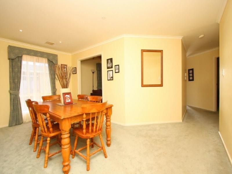 11 Bellbird Avenue, Taylors Lakes VIC 3038