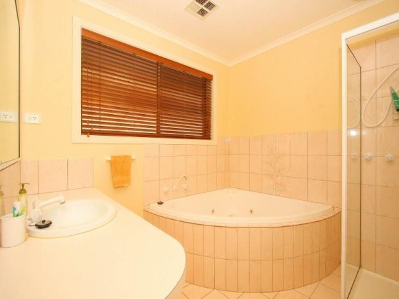 11 Bellbird Avenue, Taylors Lakes VIC 3038