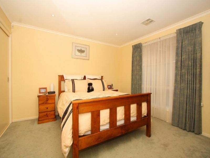11 Bellbird Avenue, Taylors Lakes VIC 3038