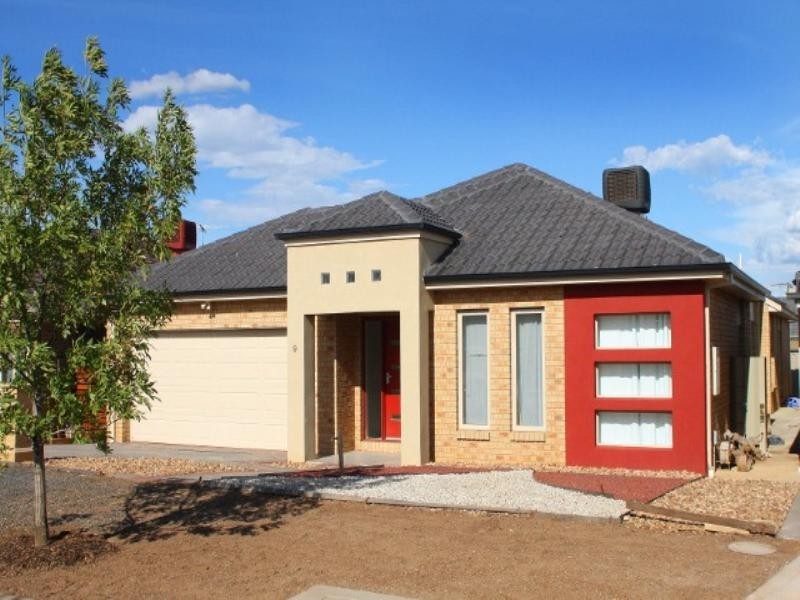 9 Holcolme Street, Caroline Springs VIC 3023