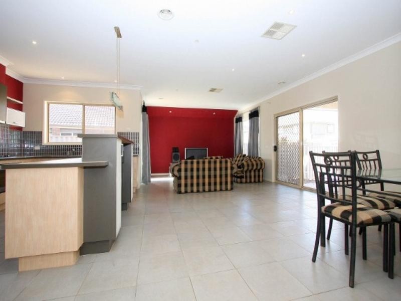9 Holcolme Street, Caroline Springs VIC 3023