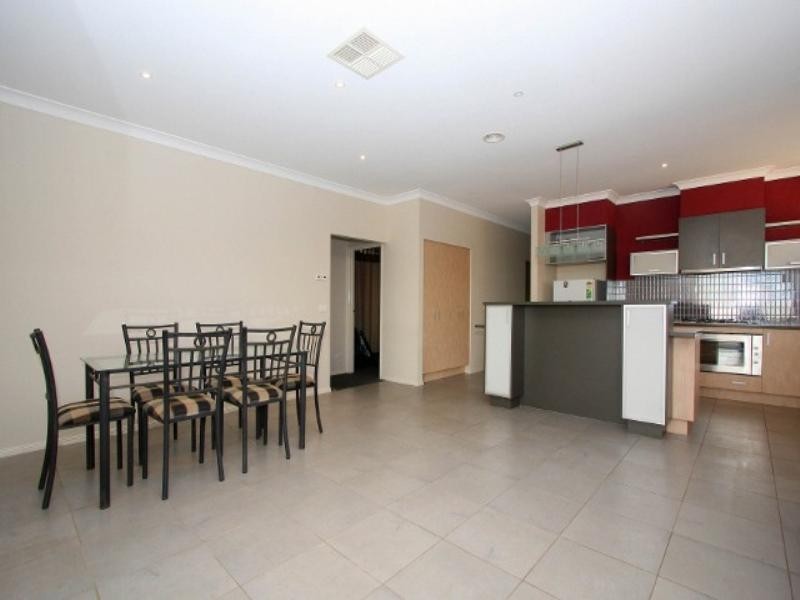 9 Holcolme Street, Caroline Springs VIC 3023