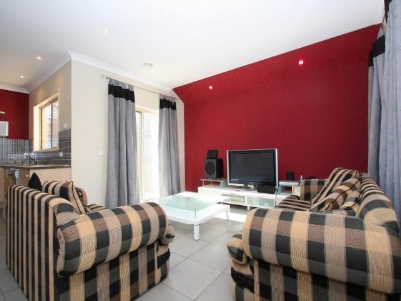 9 Holcolme Street, Caroline Springs VIC 3023