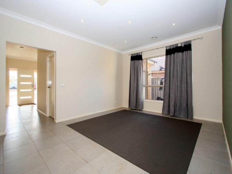 9 Holcolme Street, Caroline Springs VIC 3023