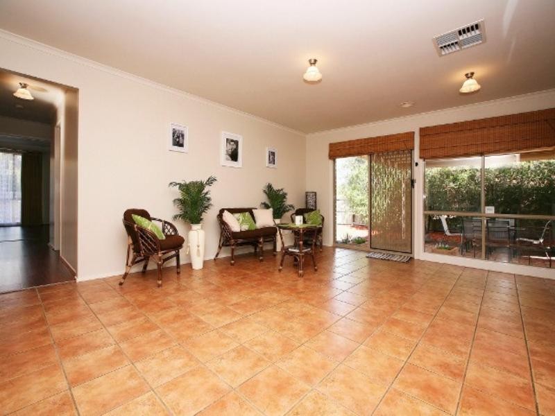 4 Lyell Place, Taylors Lakes VIC 3038