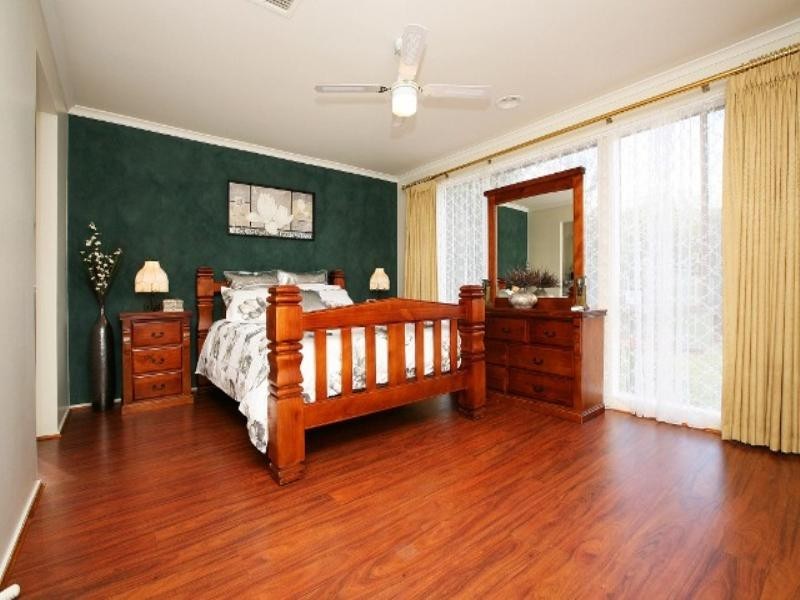 4 Lyell Place, Taylors Lakes VIC 3038