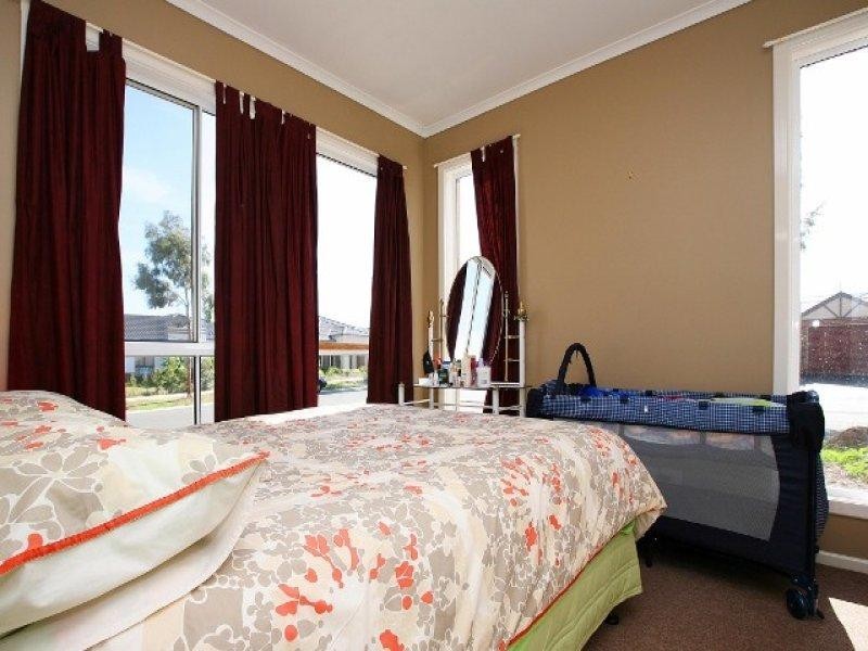 33 Pro Hart Way, Caroline Springs VIC 3023