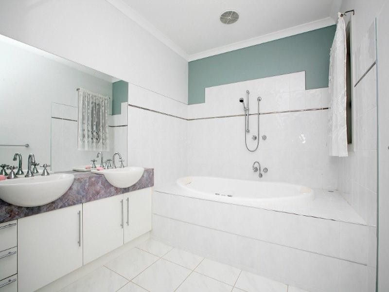 2 Saxby Court, Burnside VIC 3023