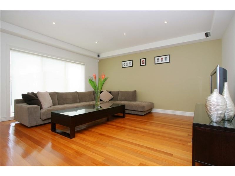 76 Jindabyne Avenue, Taylors Hill VIC 3037