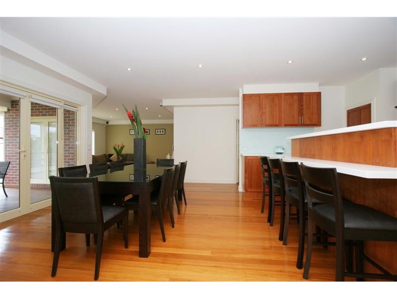 76 Jindabyne Avenue, Taylors Hill VIC 3037