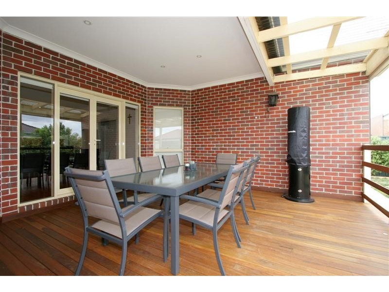 76 Jindabyne Avenue, Taylors Hill VIC 3037