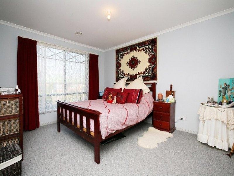 1 Perret Walk, Sydenham VIC 3037