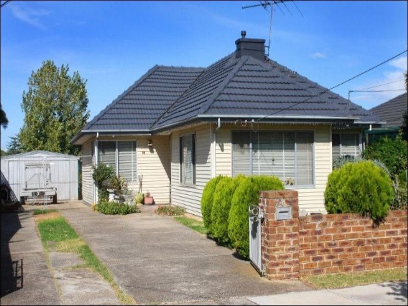 24 Errington Road, St Albans VIC 3021